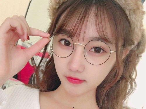 初中戴眼镜女孩吃瓜视频,初中生活趣味横生